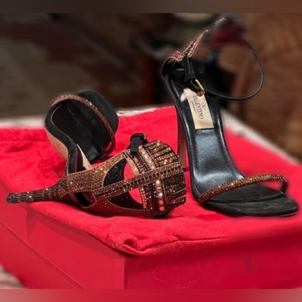 VALENTINO GARAVANI GLAM MASK TRIBE BLACK SUEDE CRYSTAL HEEL SANDALS SIZE 36 (7)